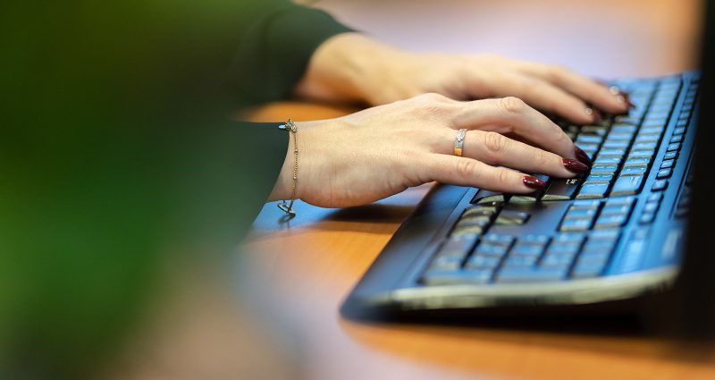 Vrouwelijke handen op toetsenbord Training - Regie op Verzuim